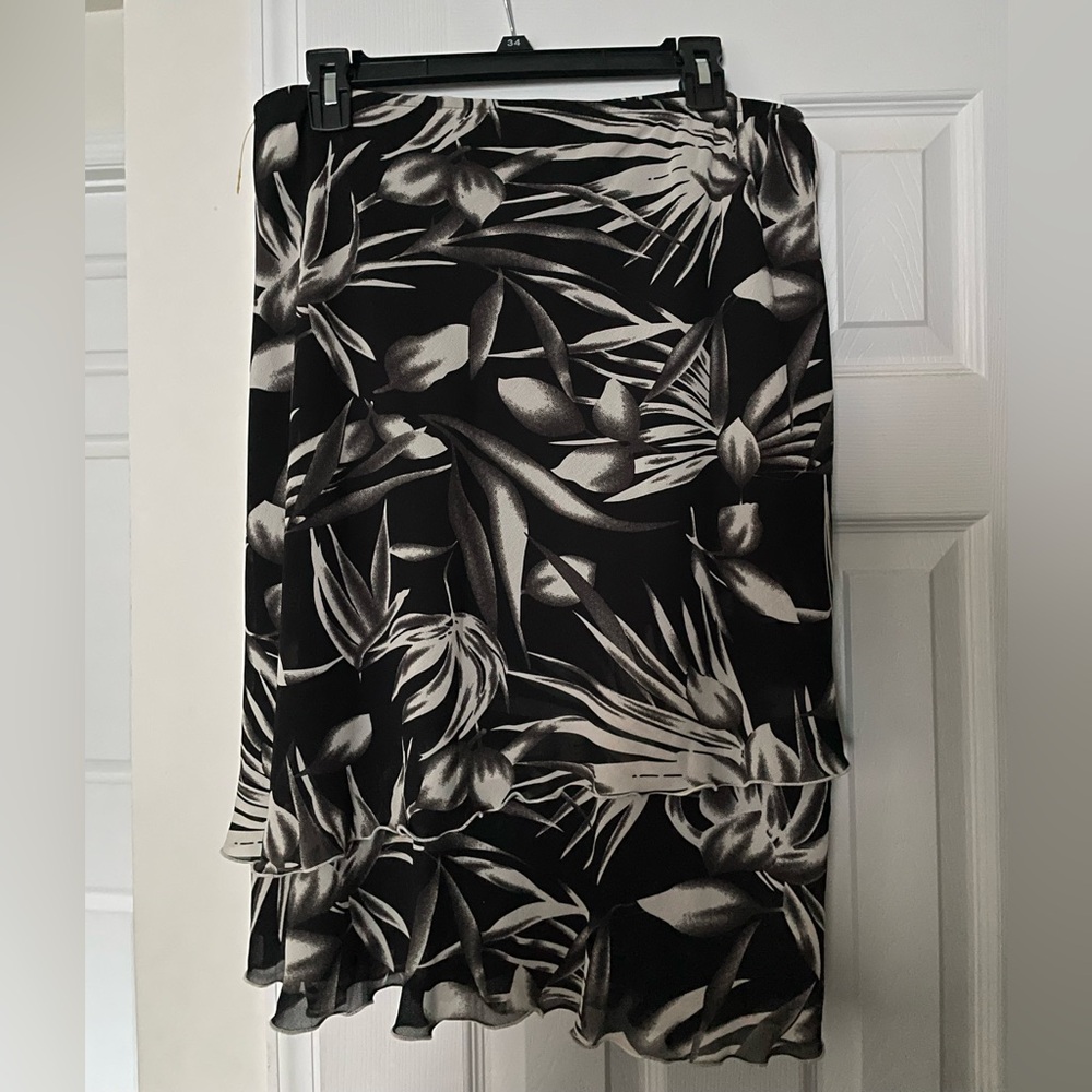 R&M Richards Black and White Floral Pencil Skirt